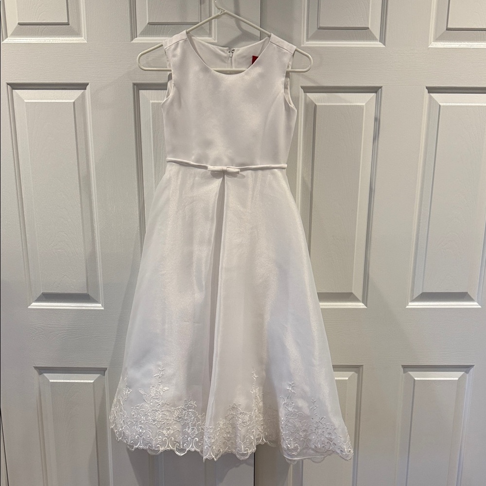 Charming White Sleeveless Child’s Dress with Lace Hem